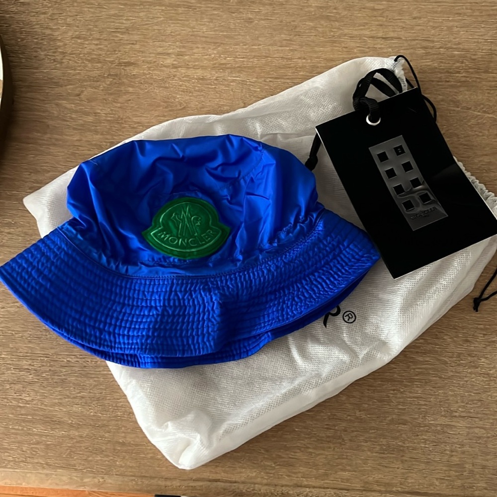 Moncler bucket hat. Size L